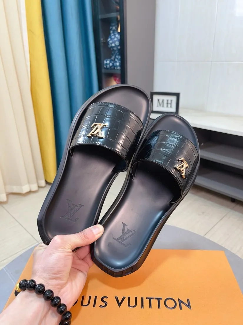 Men's shoes 💰260🌹🌹 (lv-Louis Vuitton) new men's sandals, high-end boutique, exquisite embossed logo decoration on the upper, fine workmanship, super soft soles, casual, loose and comfortable, a must-have in summer! \nsize：38-44